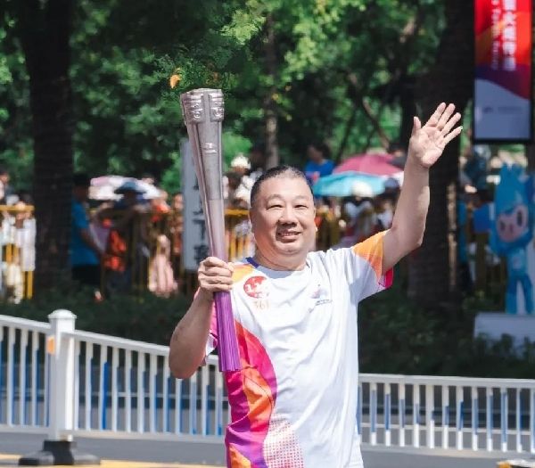 浙江李子園股份董事長李國平先生圓滿完成杭州第19屆亞運會火炬?zhèn)鬟f